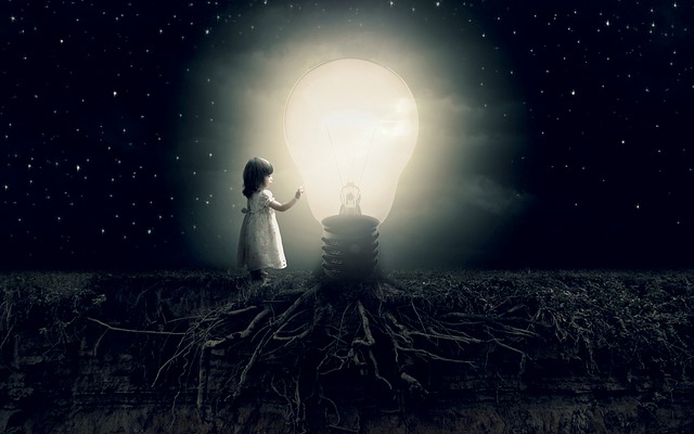 電球が光っている：アイデア・発想力のイメージ（画像：poxabayより引用）